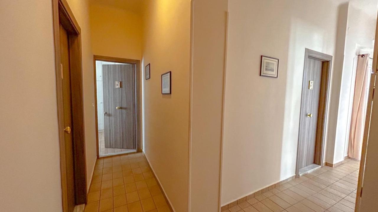 Central 9 Rooms Ermoupoli Exterior foto