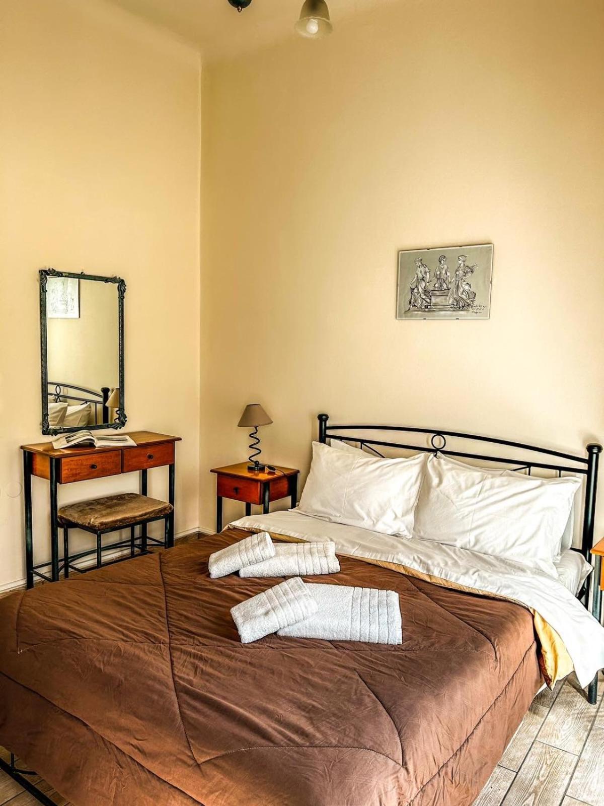 Central 9 Rooms Ermoupoli Habitación foto