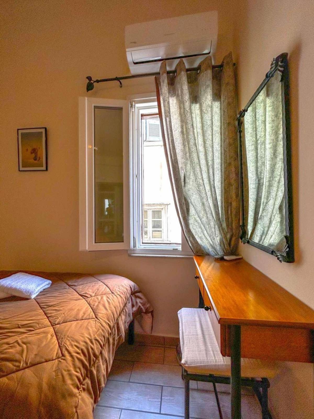 Central 9 Rooms Ermoupoli Habitación foto